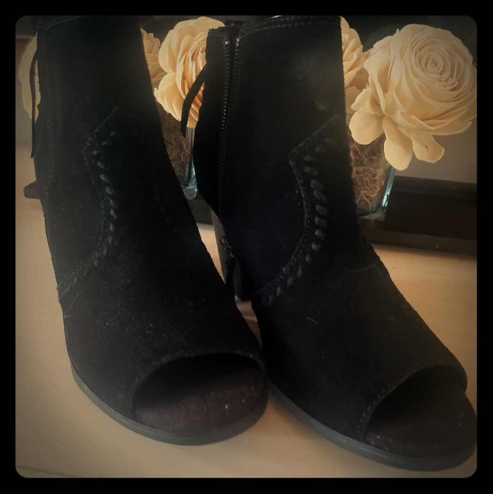 Size 6.5 Minnetonka suede open toed booties